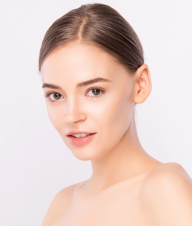 Mesoterapia facial en barcelona resultado mujer joven pelo castaño y piel clara