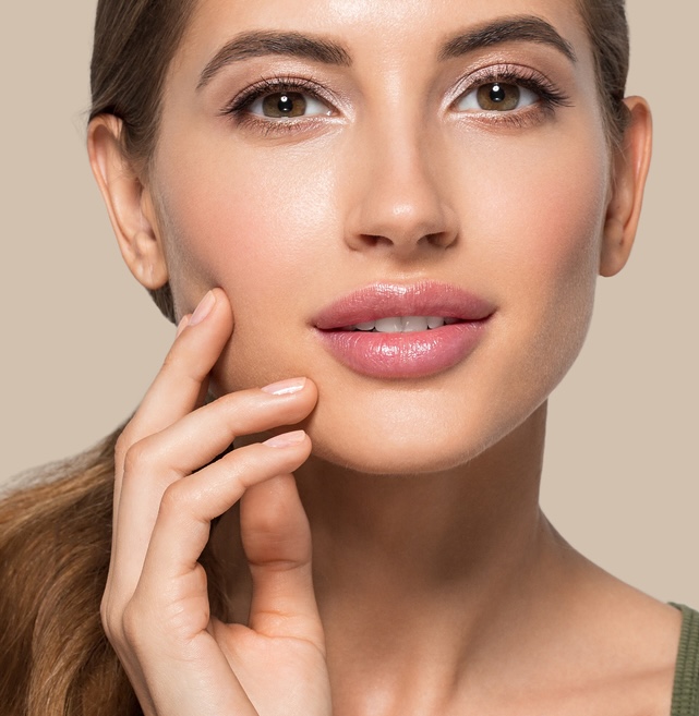 Mujer tras tratamiento de firmeza facial con Radiesse bioestimulador de colágeno en barcelona