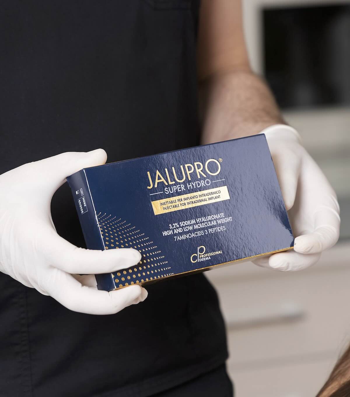 Jalupro super hydro packaging de producto en manos de médico