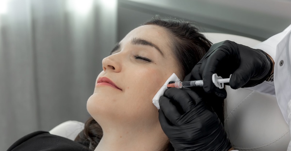 Mujer recibiendo tratamiento con skin booster de hidratación profunda