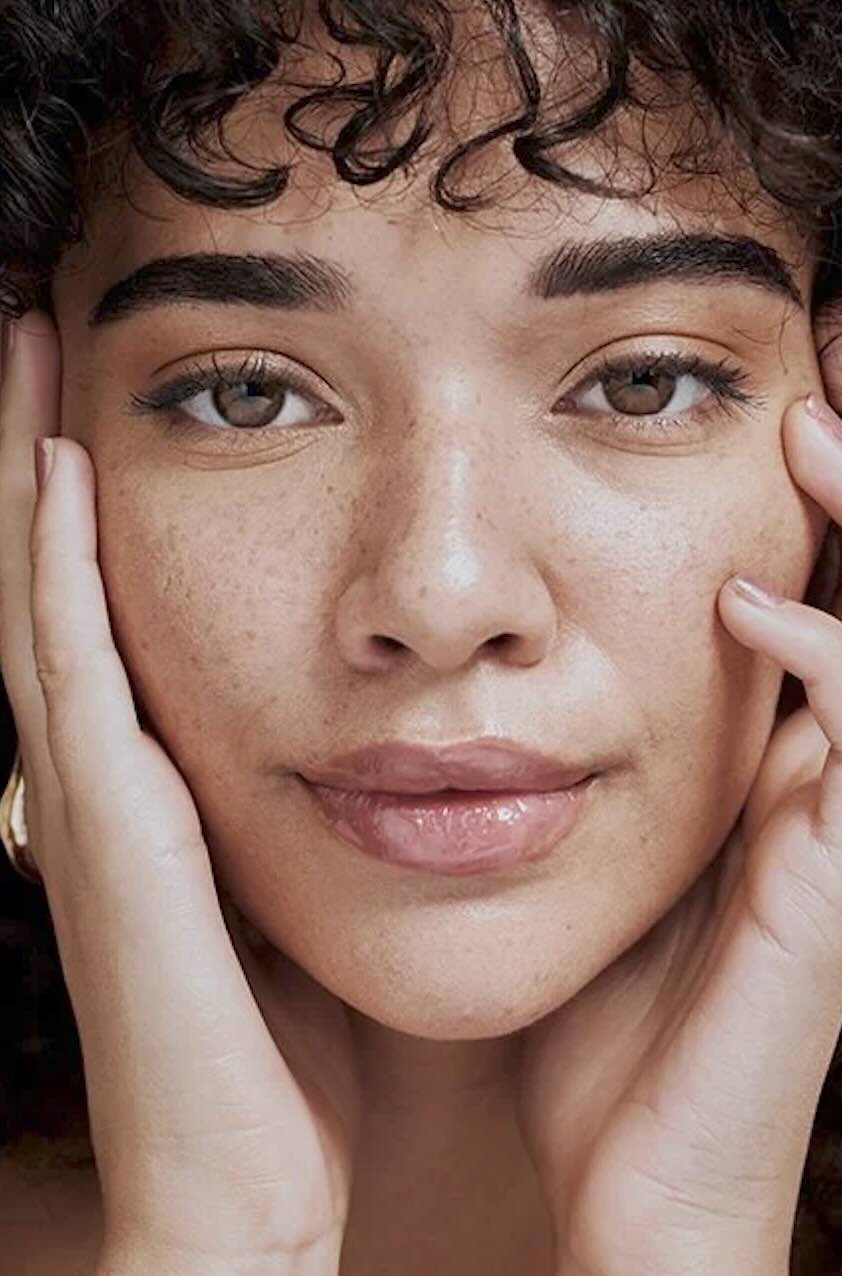 Mujer tras haber recibido tratamiento con skin booster de hidratación profunda