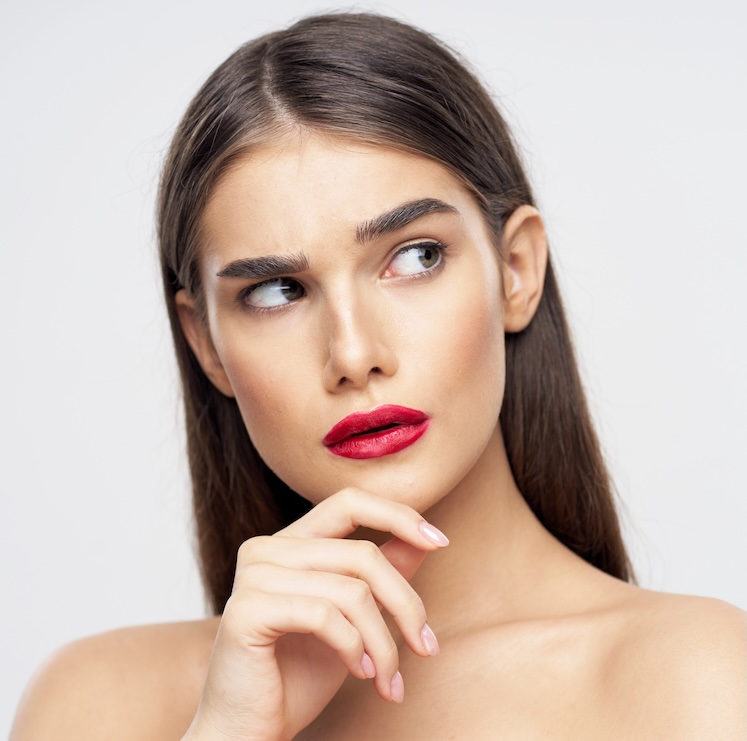 Mujer tras recibir tratamiento facial contra el acné con láser Frax 1550 de Nordlys en clínica de Barcelona