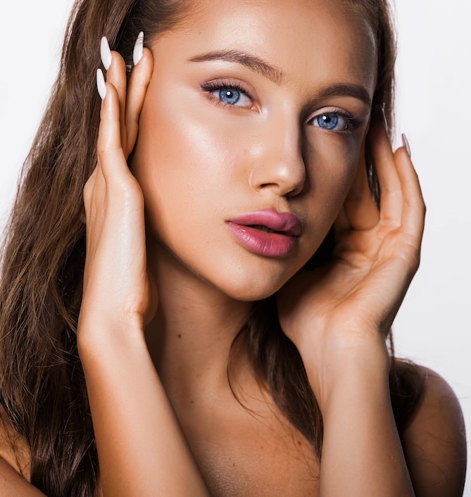 Mujer tras recibir tratamiento facial contra el acné con láser Frax 1550 de Nordlys en clínica de Barcelona