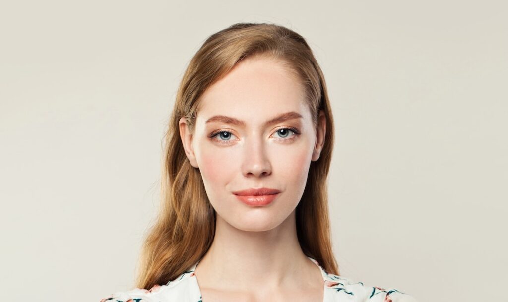 Mujer tras recibir tratamiento facial contra el acné con láser Frax 1550 de Nordlys en clínica de Barcelona